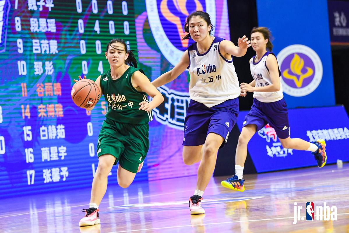 科曼称赞阿尔克马尔19岁中场斯密特：他身上的特质像佩德里