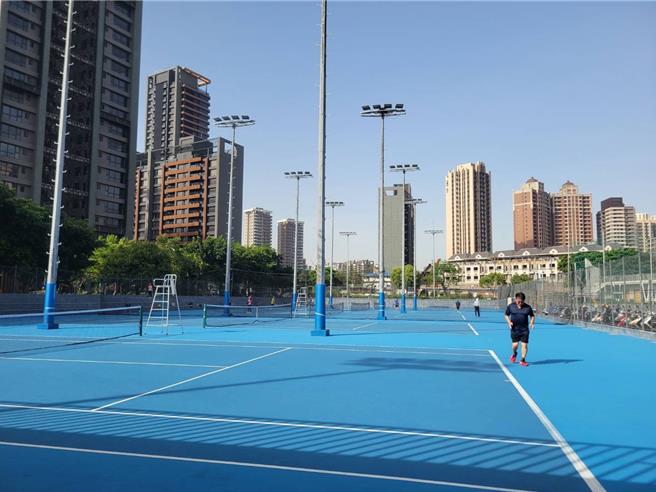 签下多纳鲁马是曼联复兴的信号，新管理层和老八一样高瞻远瞩